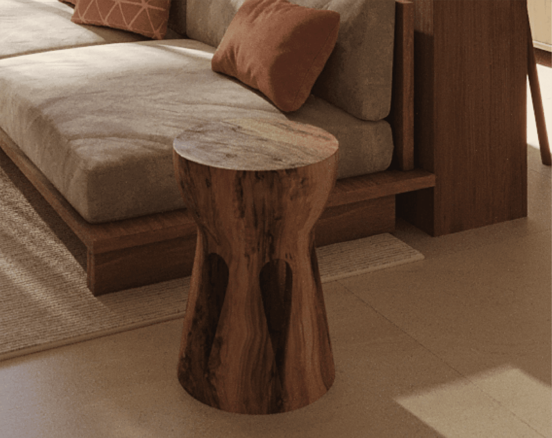 Mesinha de madeira com sofá ao fundo